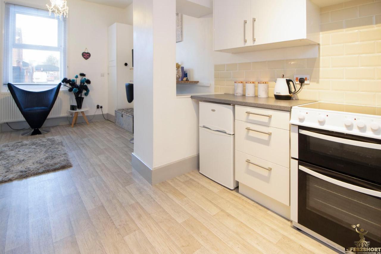 Beautiful 5 Min Walk Quay Apartment *