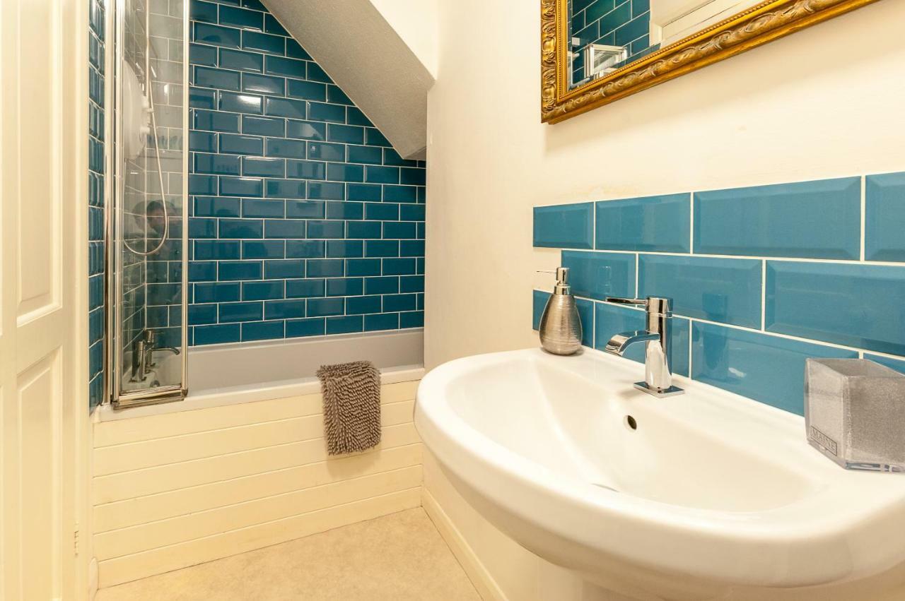 Beautiful 5 Min Walk Quay Apartment